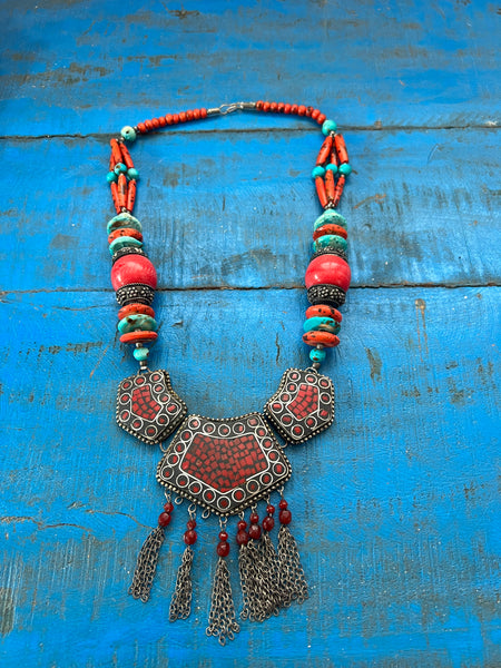 VINTAGE BOHO STYLE RED AND SILVER PENDANT NECKLACE