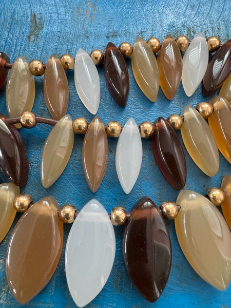 VINTAGE TRIPLE STRAND BROWNS AND WHITE LUCITE PENDANTS NECKLACE