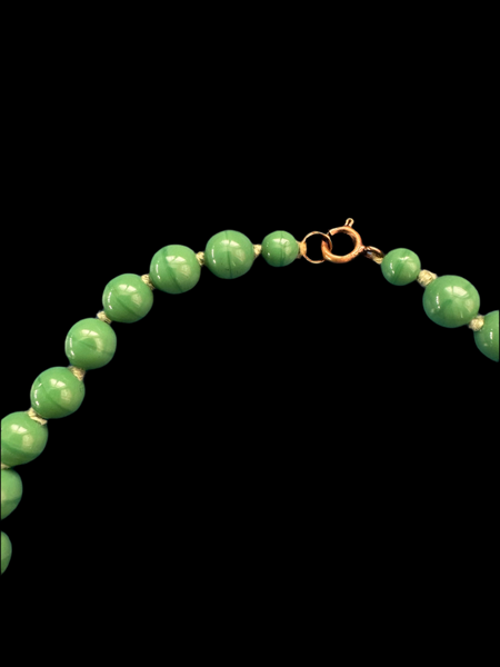 VINTAGE GREEN GLASS BEADS NECKLACE