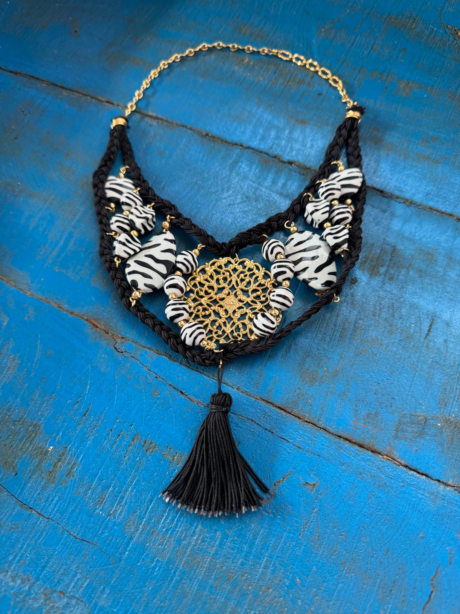 VINTAGE BLACK AND WHITE ZEBRA STYLE BEADS NECKLACE