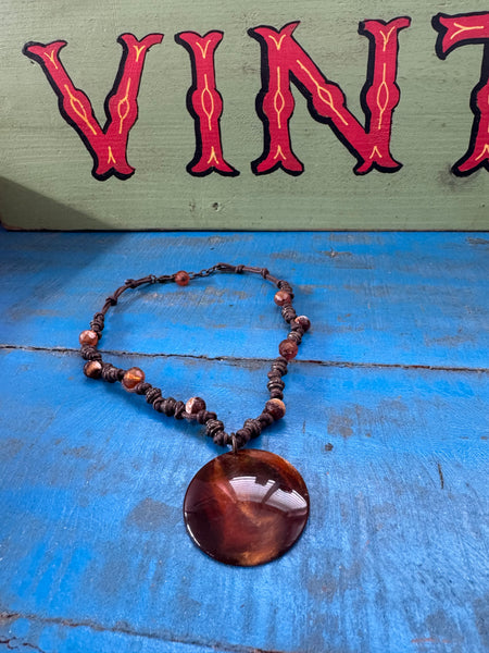VINTAGE BROWN CIRCULAR PENDANT NECKLACE
