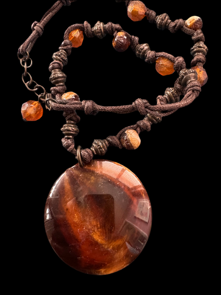 VINTAGE BROWN CIRCULAR PENDANT NECKLACE