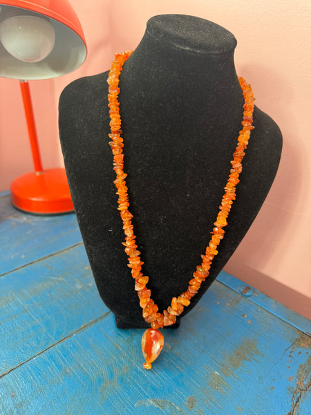 VINTAGE CARNELIAN ORANGE CRYSTAL CHIPS AND GLASS PENDANT NECKLACE