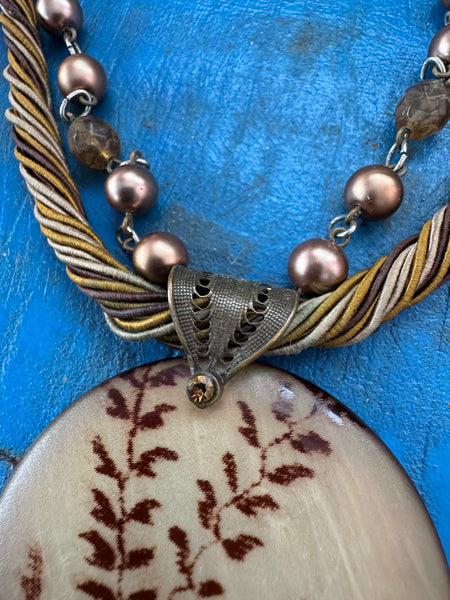 VINTAGE LEAVES DESIGN PENDANT NECKLACE