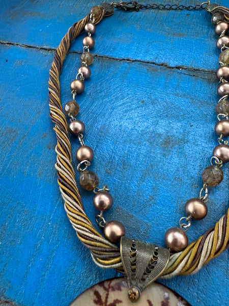 VINTAGE LEAVES DESIGN PENDANT NECKLACE