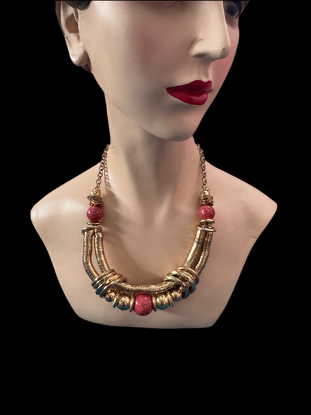 1980s GOLD NECKLACE WITH CORAL BEADS