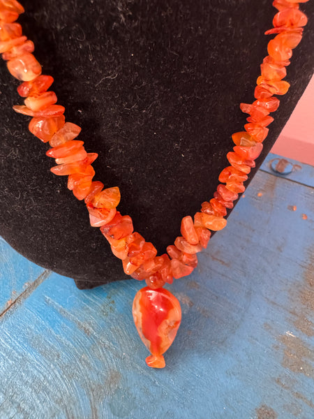 VINTAGE CARNELIAN ORANGE CRYSTAL CHIPS AND GLASS PENDANT NECKLACE