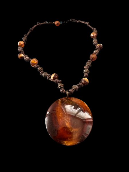 VINTAGE BROWN CIRCULAR PENDANT NECKLACE