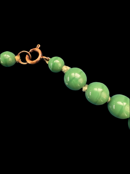 VINTAGE GREEN GLASS BEADS NECKLACE