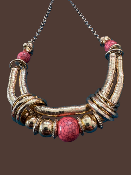 1980s GOLD NECKLACE WITH CORAL BEADS
