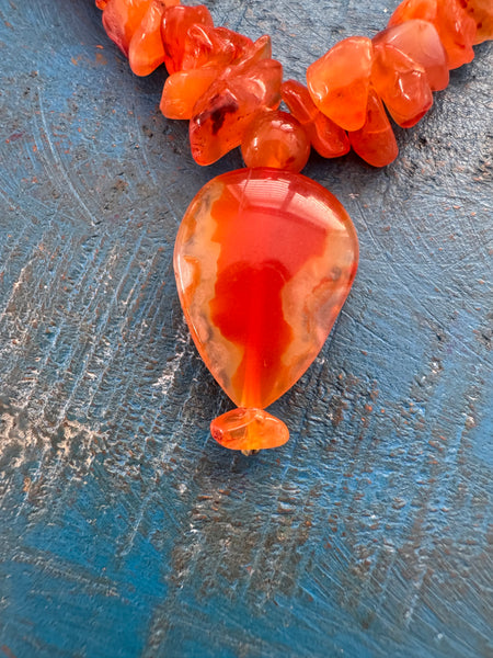 VINTAGE CARNELIAN ORANGE CRYSTAL CHIPS AND GLASS PENDANT NECKLACE