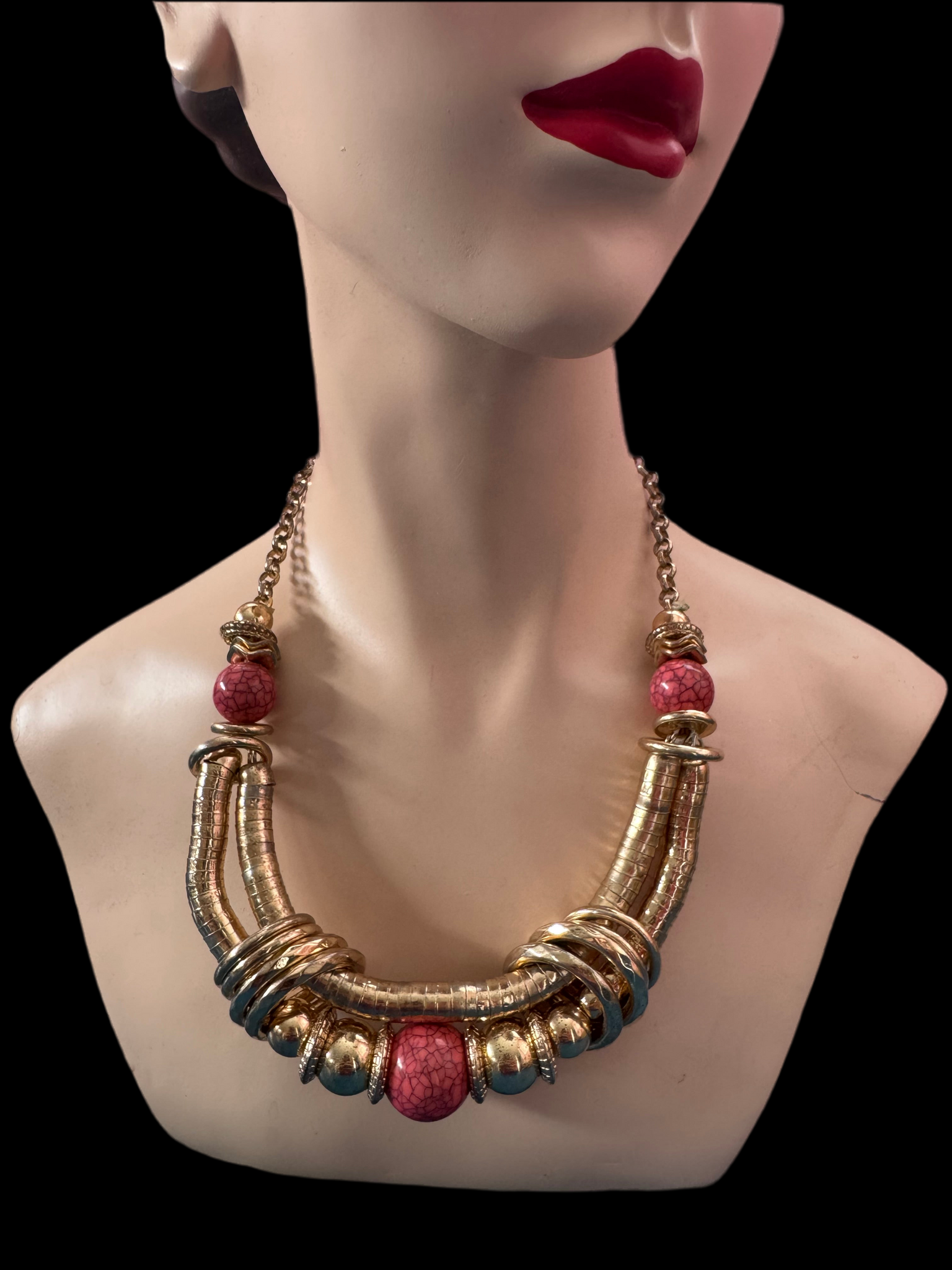1980s GOLD NECKLACE WITH CORAL BEADS