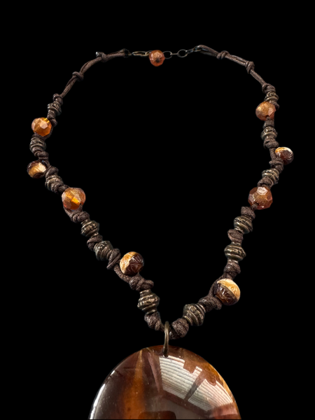 VINTAGE BROWN CIRCULAR PENDANT NECKLACE