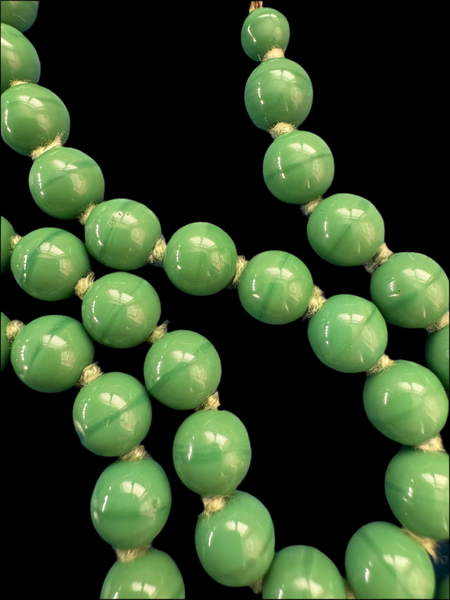 VINTAGE GREEN GLASS BEADS NECKLACE