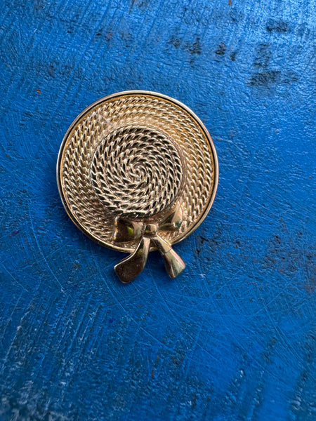 VINTAGE GOLD STRAW HAT WITH BOW STYLE LARGE BROOCH