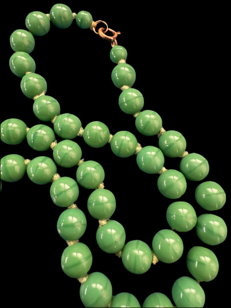 VINTAGE GREEN GLASS BEADS NECKLACE