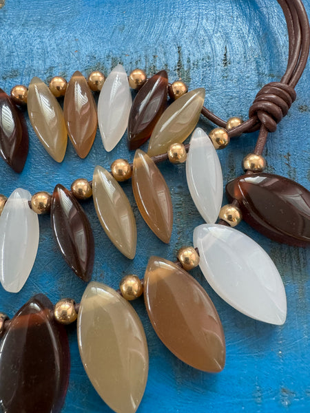 VINTAGE TRIPLE STRAND BROWNS AND WHITE LUCITE PENDANTS NECKLACE