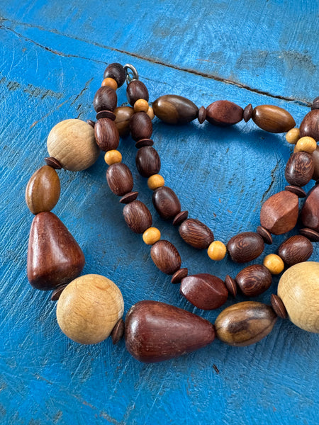VINTAGE LONG NECKLACE WITH WOODEN BEADS