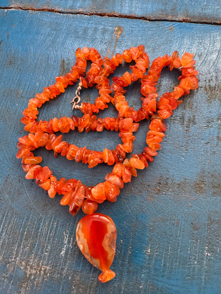 VINTAGE CARNELIAN ORANGE CRYSTAL CHIPS AND GLASS PENDANT NECKLACE