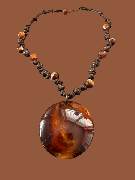 VINTAGE BROWN CIRCULAR PENDANT NECKLACE