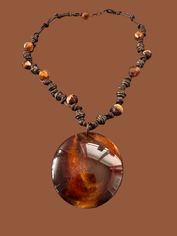 VINTAGE BROWN CIRCULAR PENDANT NECKLACE