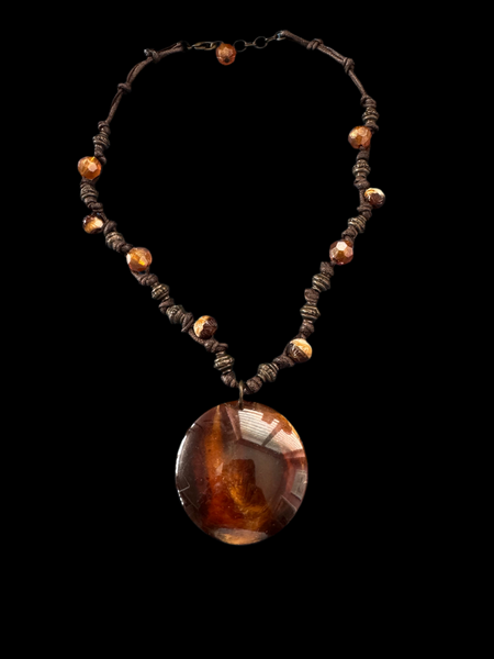 VINTAGE BROWN CIRCULAR PENDANT NECKLACE