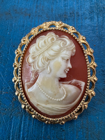 VINTAGE LARGE CAMEO BROOCH