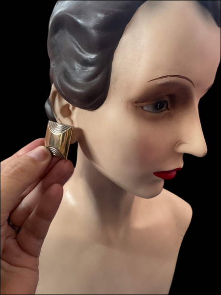 1970s VINTAGE GOLD METAL CLIP ON EARRINGS