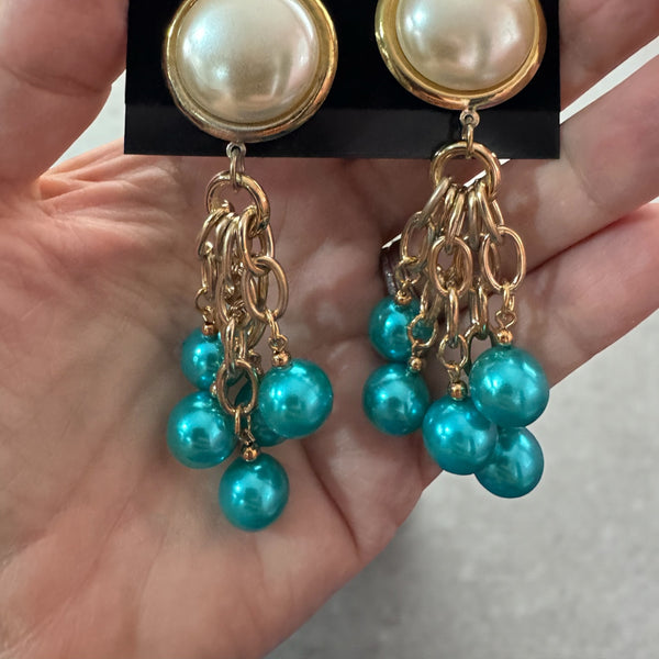 1980s PAIR OF CLIP ON PEARL EARRINGS WITH TURQUOISE BEADS