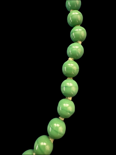 VINTAGE GREEN GLASS BEADS NECKLACE