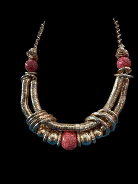 1980s GOLD NECKLACE WITH CORAL BEADS