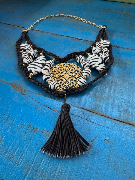 VINTAGE BLACK AND WHITE ZEBRA STYLE BEADS NECKLACE