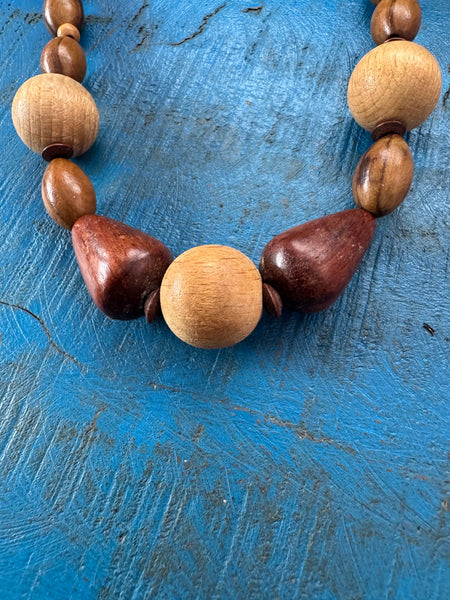 VINTAGE LONG NECKLACE WITH WOODEN BEADS