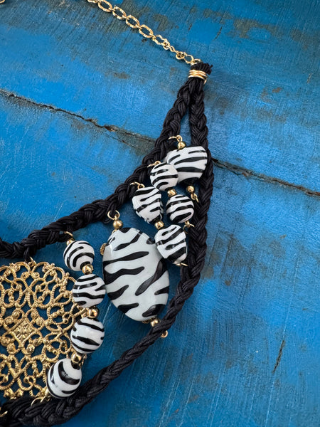 VINTAGE BLACK AND WHITE ZEBRA STYLE BEADS NECKLACE