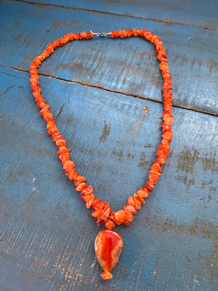 VINTAGE CARNELIAN ORANGE CRYSTAL CHIPS AND GLASS PENDANT NECKLACE