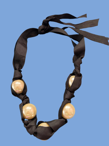 BLACK RIBBON NECKLACE WITH INTERTWINED PEARLS