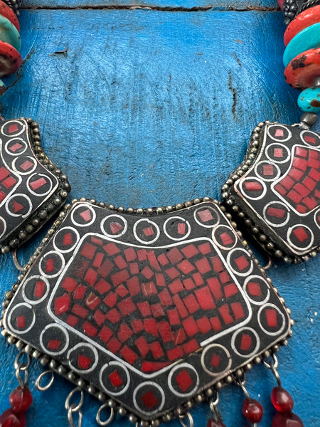 VINTAGE BOHO STYLE RED AND SILVER PENDANT NECKLACE